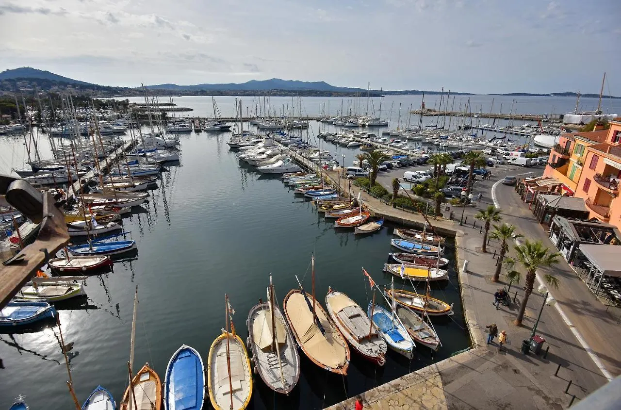 Hotel Restaurant De La Tour Sanary-sur-Mer 2*,